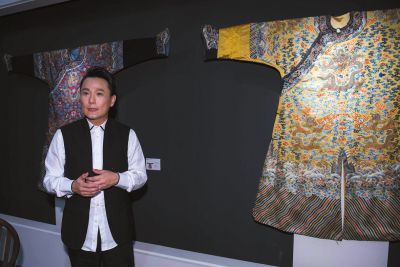 會唱會收藏！張信哲北京辦明清織繡服飾展