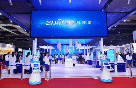 美博會(huì)創(chuàng)辦人、中華全國(guó)工商聯(lián)合會(huì)美容化妝品業(yè)商會(huì)會(huì)長(zhǎng)馬婭女士參觀藍(lán)月亮洗滌科技館后接受媒體采訪，盛贊藍(lán)月亮卓越的創(chuàng)新精神和高度的社會(huì)責(zé)任感。
