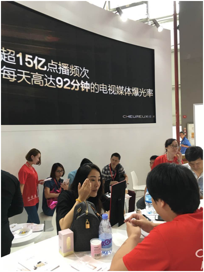 佳瀾網(wǎng)紅霜閃耀亮相美博會(huì)引爆全場(圖4) 佳瀾網(wǎng)紅霜閃耀亮相美博會(huì)引爆全場(圖4)
