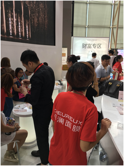 佳瀾網(wǎng)紅霜閃耀亮相美博會(huì)引爆全場(圖3) 佳瀾網(wǎng)紅霜閃耀亮相美博會(huì)引爆全場(圖3)