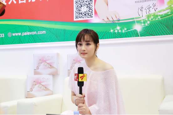  瓊女郎陳德容驚現(xiàn)廣州美博會(huì)現(xiàn)場(chǎng)玩自拍(圖3)