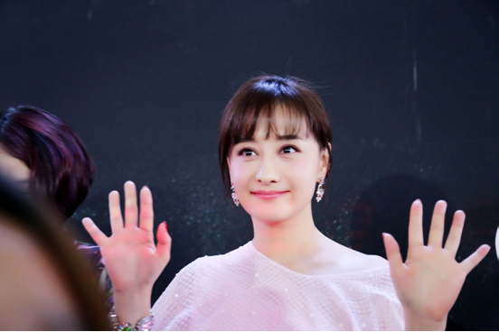  瓊女郎陳德容驚現(xiàn)廣州美博會(huì)現(xiàn)場(chǎng)玩自拍(圖1)